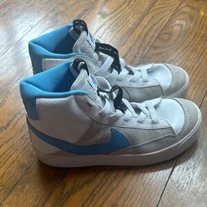 Kids High-Top Nike Blazer Mid Sneakers - White and Blue